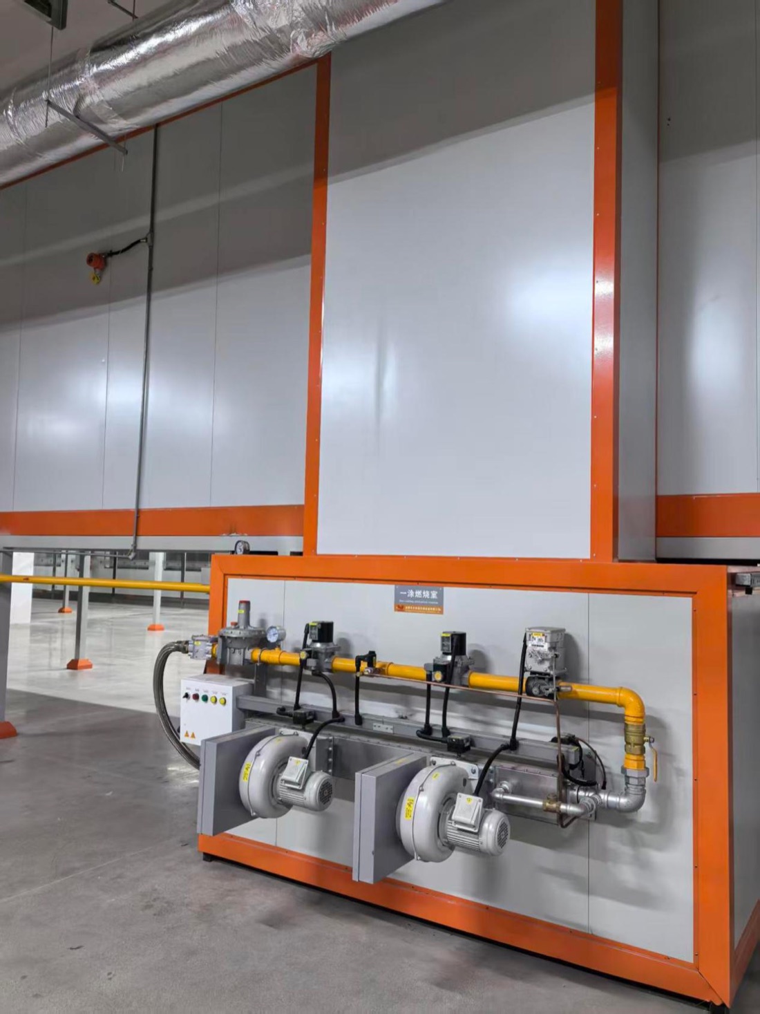 Powder-coating curing oven with linear gas burner